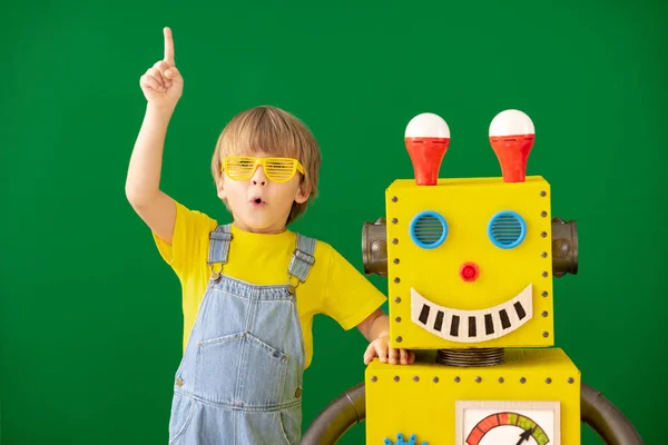 Glückliches Kind Mit Spielzeugroboter Der Schule Lustiges Kind Gegen Grüne — Stockfoto
