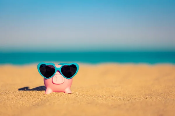 Piggybank Pláži Proti Moři Pozadí Oblohy Úspory Pro Letní Cestování — Stock fotografie