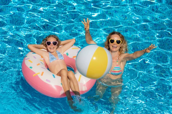 Glückliche Familie Spielt Freibad Die Leute Haben Spaß Sommerurlaub Gesunder — Stockfoto