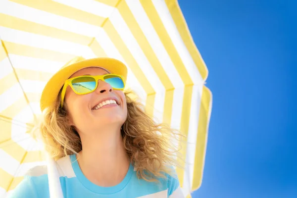 夏休みの美人 青い空を背景に幸せな人の低角度ビューの肖像画 — ストック写真