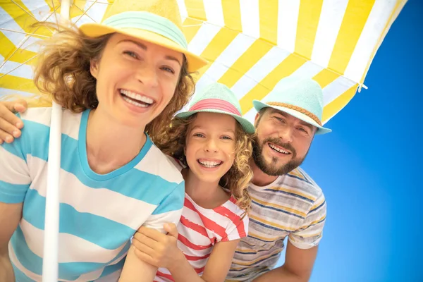 Yaz Tatilinde Mutlu Bir Aile Mavi Gökyüzü Arkaplanına Karşı Mutlu — Stok fotoğraf