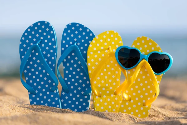 Beach Flip Flops Sanden Mot Havet Och Himlen Bakgrund Sommarsemester — Stockfoto