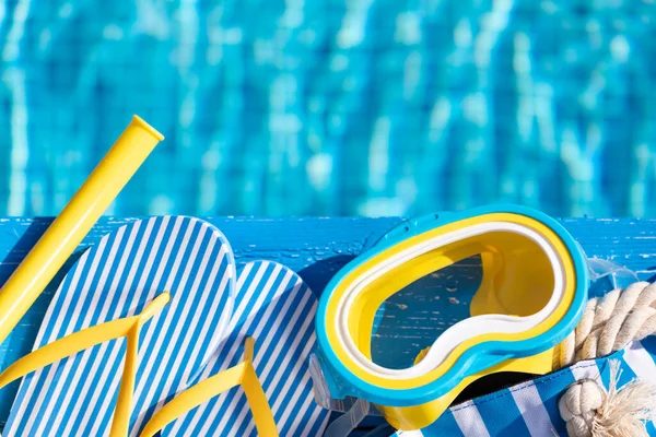 Strandflip Flops Und Schnorchelmaske Auf Blauem Holz Vor Swimmingpool Hintergrund — Stockfoto