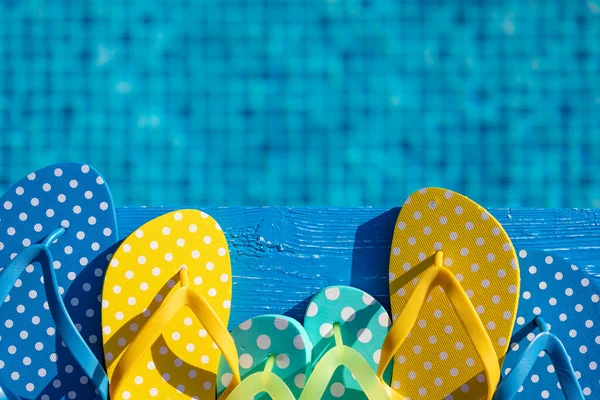海水の背景に青い木のビーチのフリップフロップ 夏休みと旅行のコンセプト — ストック写真