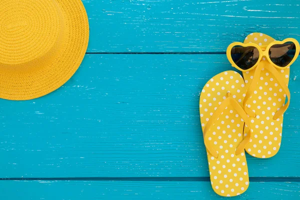 蓝色木制背景的海滩拖鞋和太阳镜 暑假和旅行概念 — 图库照片