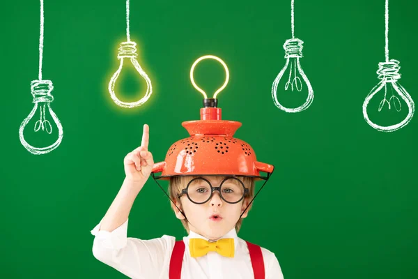 班里聪明的孩子对着黑板 有趣的孩子与灯泡在学校 创业和商业理念概念 — 图库照片