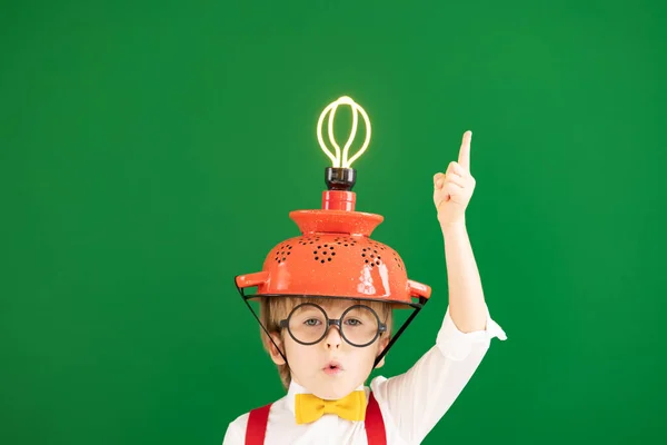 Niño Inteligente Clase Contra Pizarra Chico Gracioso Con Bombilla Escuela — Foto de Stock