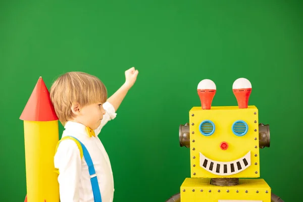 Criança Feliz Com Robô Brinquedo Escola Miúdo Engraçado Contra Quadro — Fotografia de Stock