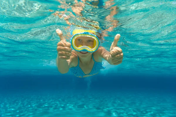 Retrato Submarino Niño Chico Divirtiéndose Mar Vacaciones Verano Concepto Estilo — Foto de Stock