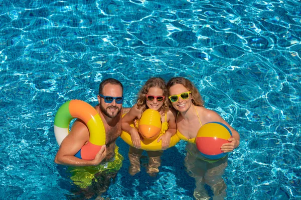 快乐的家庭在室外游泳池里玩耍 人们在暑假玩得很开心 健康生活方式概念 — 图库照片