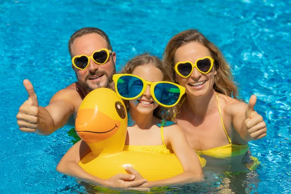 Família Feliz Jogando Piscina Livre Pessoas Divertindo Nas Férias Verão — Fotografia de Stock