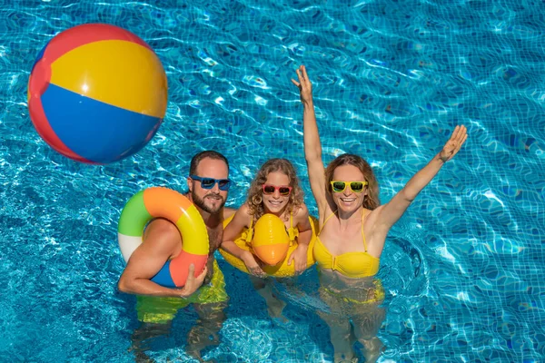 Šťastná Rodina Hraje Venkovním Bazénu Lidé Užívají Letní Prázdniny Zdravý — Stock fotografie