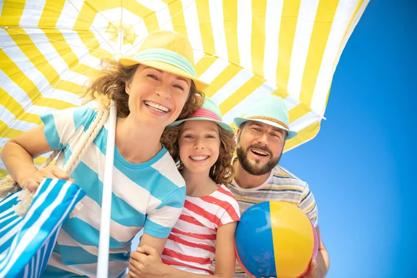 暑假快乐的家庭 蓝天背景下快乐人的低视角肖像 — 图库照片