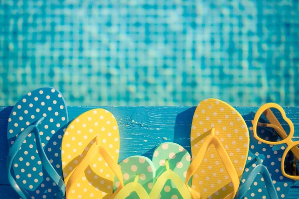 Strandflip Flops Und Sonnenbrille Auf Blauem Holz Vor Wasserhintergrund Sommerurlaub — Stockfoto