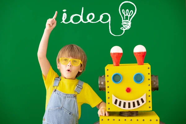 Okulda Oyuncak Robotu Olan Mutlu Bir Çocuk Yeşil Karatahtaya Karşı — Stok fotoğraf