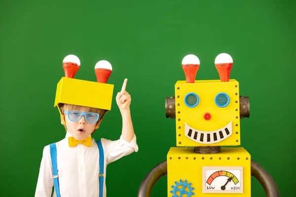 Niño Feliz Con Robot Juguete Escuela Chico Gracioso Contra Pizarra — Foto de Stock