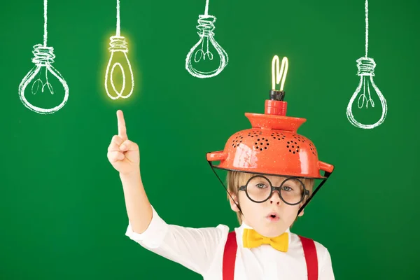 Smart Barn Klassen Mot Svarta Tavlan Rolig Kille Med Glödlampa — Stockfoto