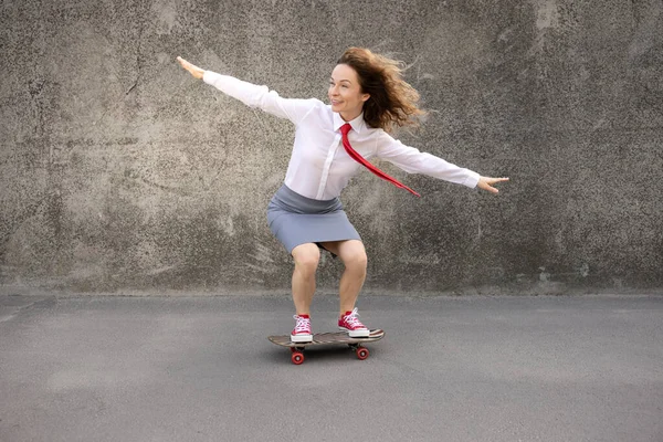 Glad Affärskvinna Skateboard Utomhus Porträtt Ung Kvinna Tillbaka Till Arbetet — Stockfoto