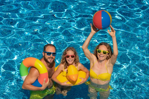 Família Feliz Jogando Piscina Livre Pessoas Divertindo Nas Férias Verão — Fotografia de Stock