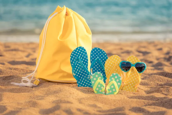 Beach Flip Flops Sanden Mot Havet Och Himlen Bakgrund Sommarsemester — Stockfoto