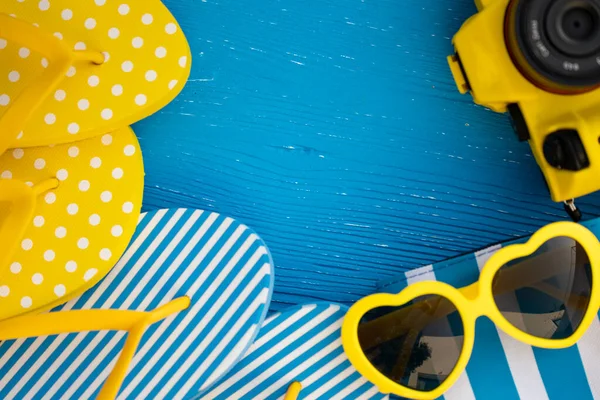 青い木製の背景にビーチフリップフロップとサングラス 夏休みと旅行のコンセプト — ストック写真