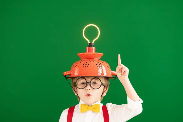 黒板に反対するクラスの賢い子供 学校で電球を持っている面白い子供 ビジネスアイデアのコンセプト — ストック写真