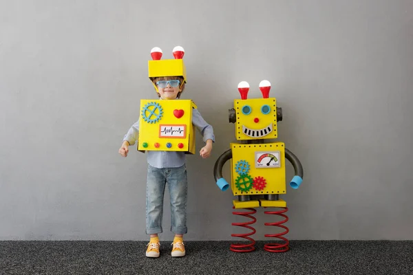 Criança Feliz Com Robô Miúdo Engraçado Tem Uma Ideia Conceito — Fotografia de Stock