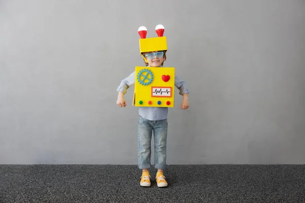 Enfant Heureux Avec Robot Gamin Drôle Une Idée Succès Créativité — Photo