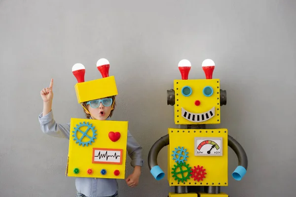 Bambino Felice Con Robot Ragazzo Divertente Idea Concetto Tecnologico Successo — Foto Stock