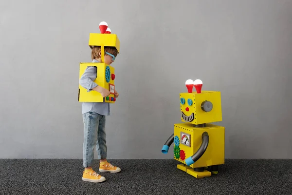 Boldog Gyerek Robottal Vicces Kölyöknek Van Egy Ötlete Sikeres Kreatív — Stock Fotó