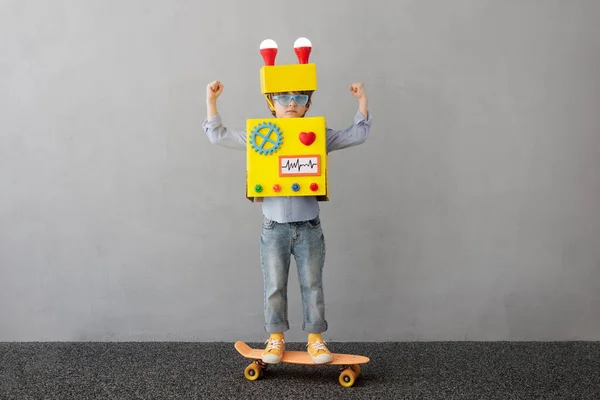 Anak Bahagia Dengan Robot Anak Lucu Punya Ide Konsep Teknologi — Stok Foto