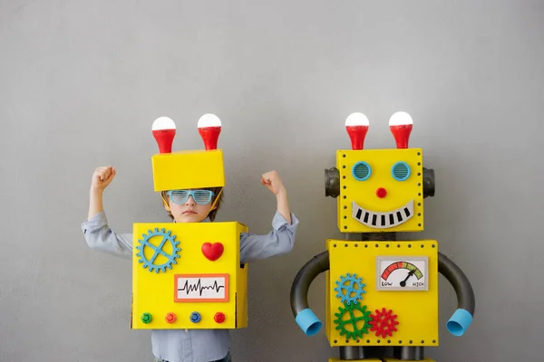 Šťastné Dítě Robotem Vtipný Kluk Nápad Koncept Úspěšné Kreativní Inovační — Stock fotografie