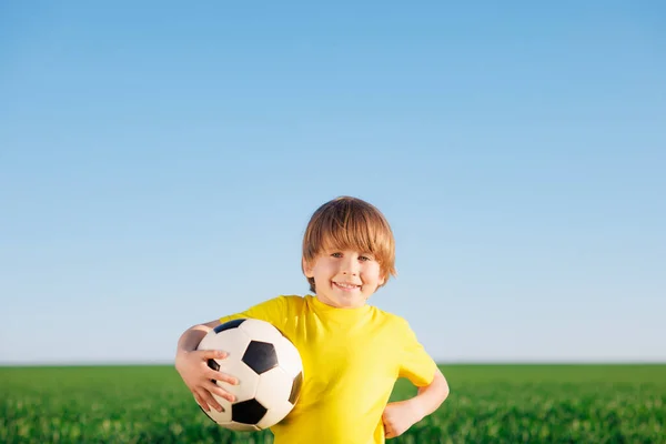 幸せな子供はサッカー選手のふりをする 子供の屋外の肖像画 緑の野に対する少年 成功と勝者のコンセプト — ストック写真