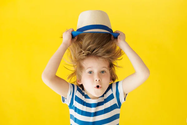 驚くべき子供の顔を保持する 黄色の背景にショックを受けた子供 ストライプのシャツを着た少年 夏休みと旅行のコンセプト — ストック写真