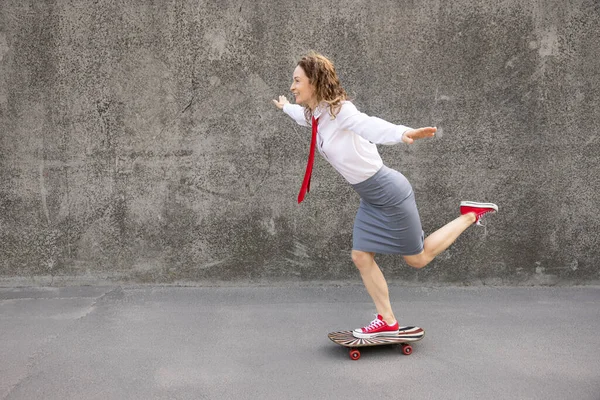 Happy Businesswoman Riding Skateboard Outdoor Portrait Young Woman Back Work — Stock Photo, Image