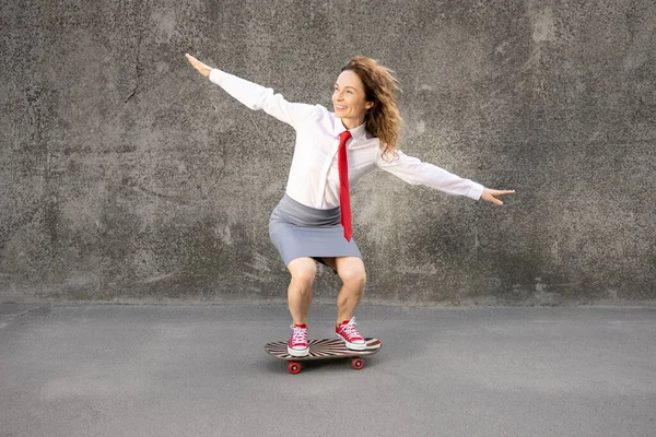 Щаслива Бізнес Леді Катається Скейтборді Зовнішній Портрет Молодої Жінки Повернутися — стокове фото