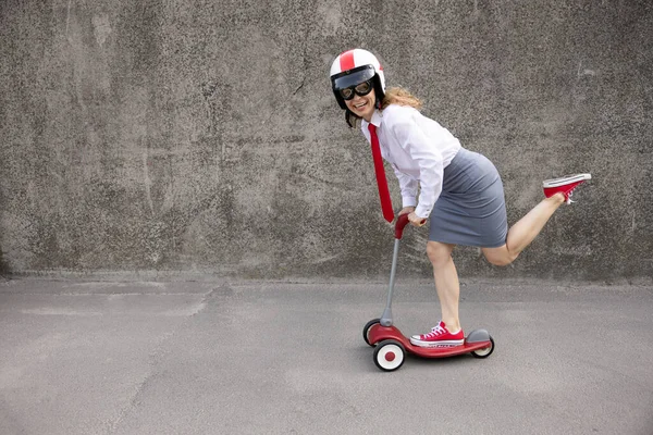 Feliz Empresaria Montando Scooter Retrato Aire Libre Mujer Joven Volver —  Fotos de Stock