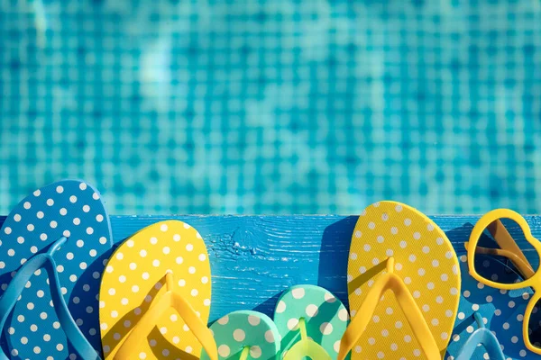 Infradito Spiaggia Occhiali Sole Legno Blu Sullo Sfondo Dell Acqua — Foto Stock