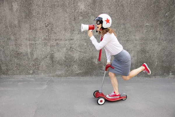 Feliz Empresaria Montando Scooter Retrato Aire Libre Una Joven Gritando — Foto de Stock
