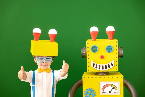 快乐的孩子与玩具机器人在学校 有趣的孩子对抗绿色黑板 创意和创新技术概念 — 图库照片