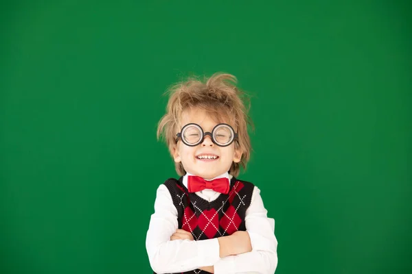 Zabawna Uczennica Klasy Szczęśliwy Dzieciak Przeciwko Zielonej Tablicy Koncepcja Edukacji — Zdjęcie stockowe