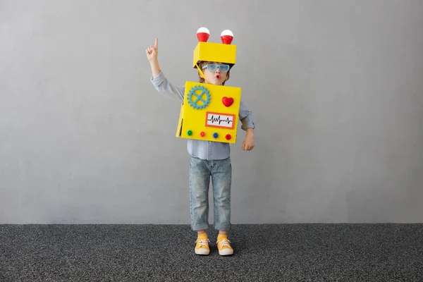 Glückliches Kind Mit Roboter Lustiges Kind Hat Eine Idee Erfolgreiches — Stockfoto