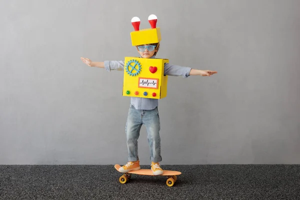 Niño Feliz Con Robot Chico Gracioso Tiene Una Idea Concepto — Foto de Stock