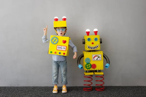 与机器人快乐的孩子 有趣的孩子有一个想法 创新和创新技术概念 — 图库照片