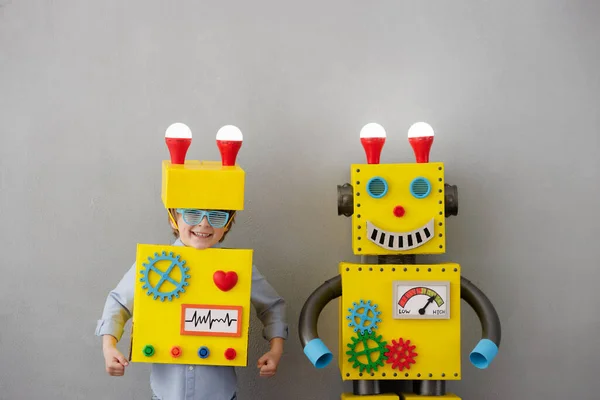 Bambino Felice Con Robot Ragazzo Divertente Idea Concetto Tecnologico Successo — Foto Stock