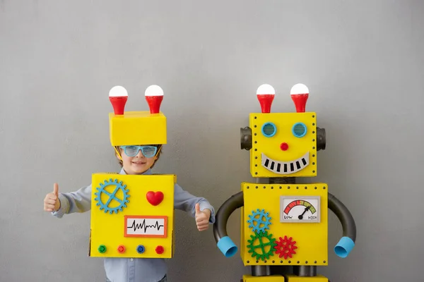Gelukkig Kind Met Robot Grappig Kind Heeft Een Idee Succes — Stockfoto