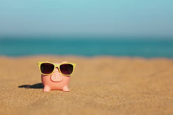 Piggybank Plaży Tle Morza Nieba Oszczędności Związane Podróżami Letnimi Wakacjami — Zdjęcie stockowe