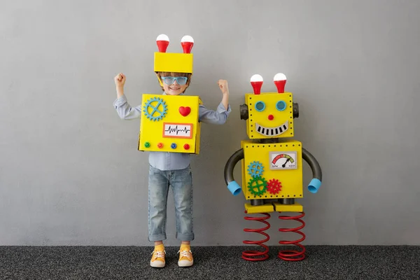 Lyckligt Barn Med Robot Lustig Grabb Har Idé Framgångsrikt Kreativt — Stockfoto