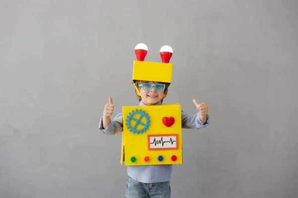 Счастливый Ребенок Роботом Забавного Парня Идея Концепция Успешных Креативных Инновационных — стоковое фото