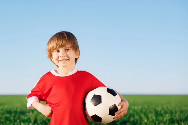 幸せな子供はサッカー選手のふりをする 子供の屋外の肖像画 緑の野に対する少年 成功と勝者のコンセプト — ストック写真